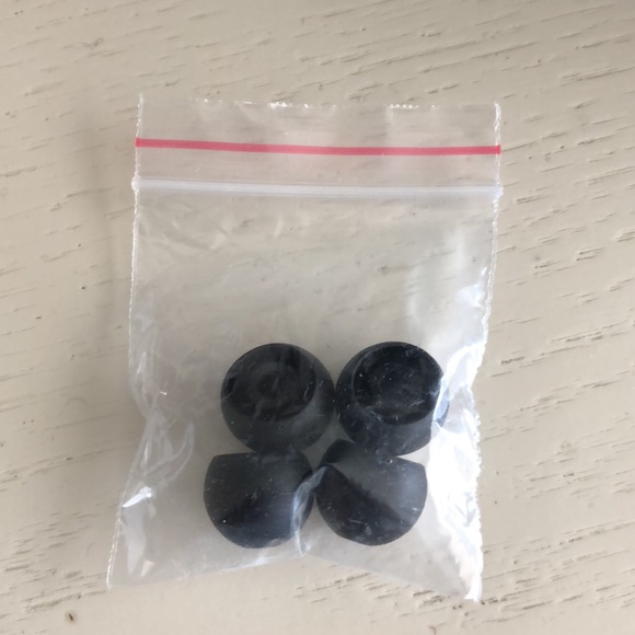 MONSTER Harajuku Lovers Earbuds - Picture 11 of 12